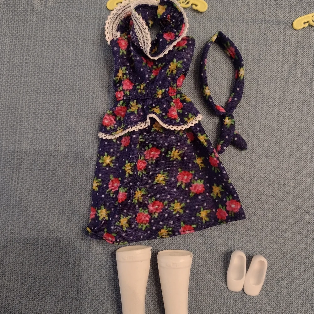 Mattel Doll Outfit Set with Dark Floral Dress, Hot Pink Dress & Accessories - Picture 3 of 5